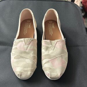 TOMS Women’s Slip-On Camo Canvas Moccasins in Beige and Light Pink EUC